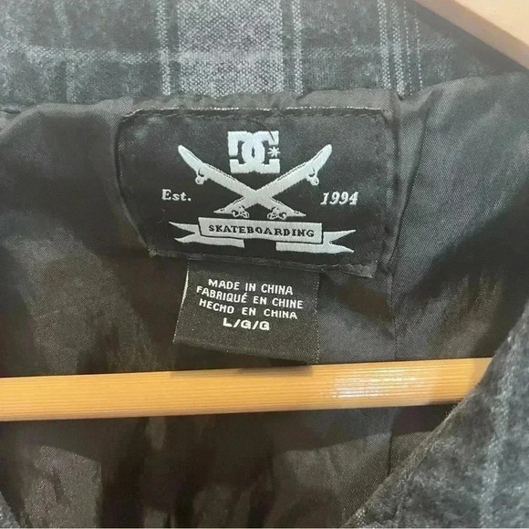 DC men’s black and grey collared button down plaid flannel, size L - Picture 2 of 8